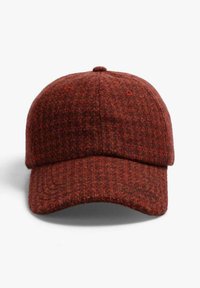Gorra con patrón de pata de gallo en rojo y naranja, hecha de tela texturizada, que presenta un visor curvado y un botón en la parte superior. Diseño ligero y sin estructura.