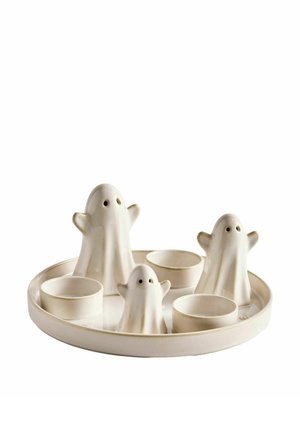 Vassoio da portata in ceramica a tema Halloween con tre figure di fantasmi e quattro ciotole piccole, tutti di colore avorio su un piatto rotondo.