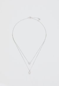 Collana a strati in argento con due catene. La catena superiore presenta un cristallo tondo, mentre la catena inferiore ha un pendente rettangolare allungato.