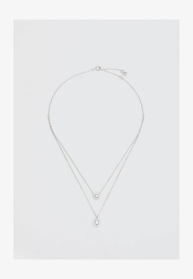 Collana a strati in argento con due catene. La catena superiore presenta un cristallo tondo, mentre la catena inferiore ha un pendente rettangolare allungato.