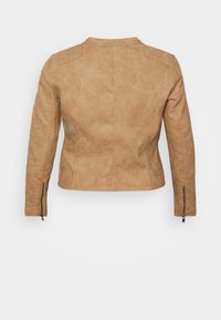 Beiger Wildlederjacke mit enger Passform, Schulterakzenten, geripptem Muster an den Ärmeln und Reißverschlüssen an den Handgelenken.