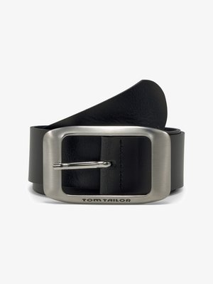 Juodas odinis diržas su plačiu dizainu, sidabrine metaline sagtimi su smeigtuko užsegimu ir įspaudintu "TOM TAILOR" prekės ženklu ant diržo.