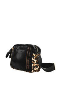 Bolso de bandolera acolchado negro con detalles de estampado de leopardo, cremalleras doradas y correa ajustable. Cuenta con un logo en la parte frontal.