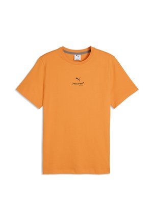 T-shirt orange vif à manches courtes avec le logo Puma et le texte noir McLaren Racing centré sur la poitrine, col rond.