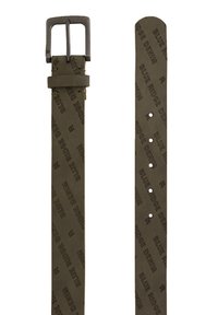 Ceinture vert olive avec une surface texturée présentant l'imprimé noir "BLUE RIDGE DENIM", une boucle en métal argenté et plusieurs trous d'ajustement.