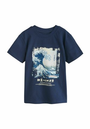T-shirt bleu marine à manches courtes avec un imprimé de « La Grande Vague de Kanagawa », avec du texte japonais et le mont Fuji en arrière-plan.