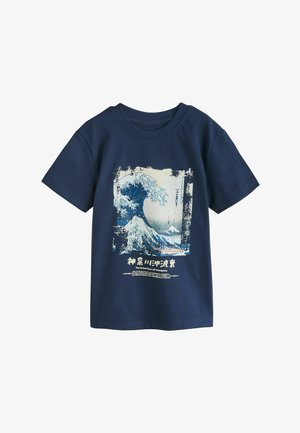 Tmavomodré tričko s krátkym rukávom s potlačou "Veľká vlna pri Kanagave" s japonským textom a horou Fuji v pozadí.