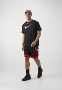 Nike Performance NBA CHICAGO BULLS CITY EDITION SHORT - Spordišortsid - black/university red