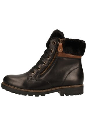 Bottine en cuir noir avec un col en fausse fourrure, fermeture à lacets à l'avant, zip sur le côté et semelle en caoutchouc texturé. Accents en cuir marron sur le col.