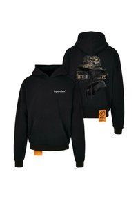 Fekete pamut kapucnis pulóver elülső zsebbel, húzózsinóros kapucnival és grafikával, amely egy terepmintás vödörsapkát ábrázol a hátoldalon. Narancssárga címke részlettel.