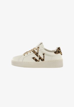 Sneakers in pelle bianca con dettagli leopardati sul tallone e logo audace sul fianco. Presentano lacci dorati e suola in gomma texturizzata.