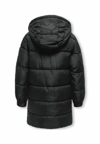 Črna puhovka s kapuco, ki ima kviltane vodoravne sekcije, elastične manšete in mehak, gladek material.