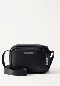 Juoda odinė rankinė per petį su tekstūruota paviršiaus danga, užtrauktukais užsegamomis kišenėmis ir austu audinio dirželiu su įspaustu logotipu.