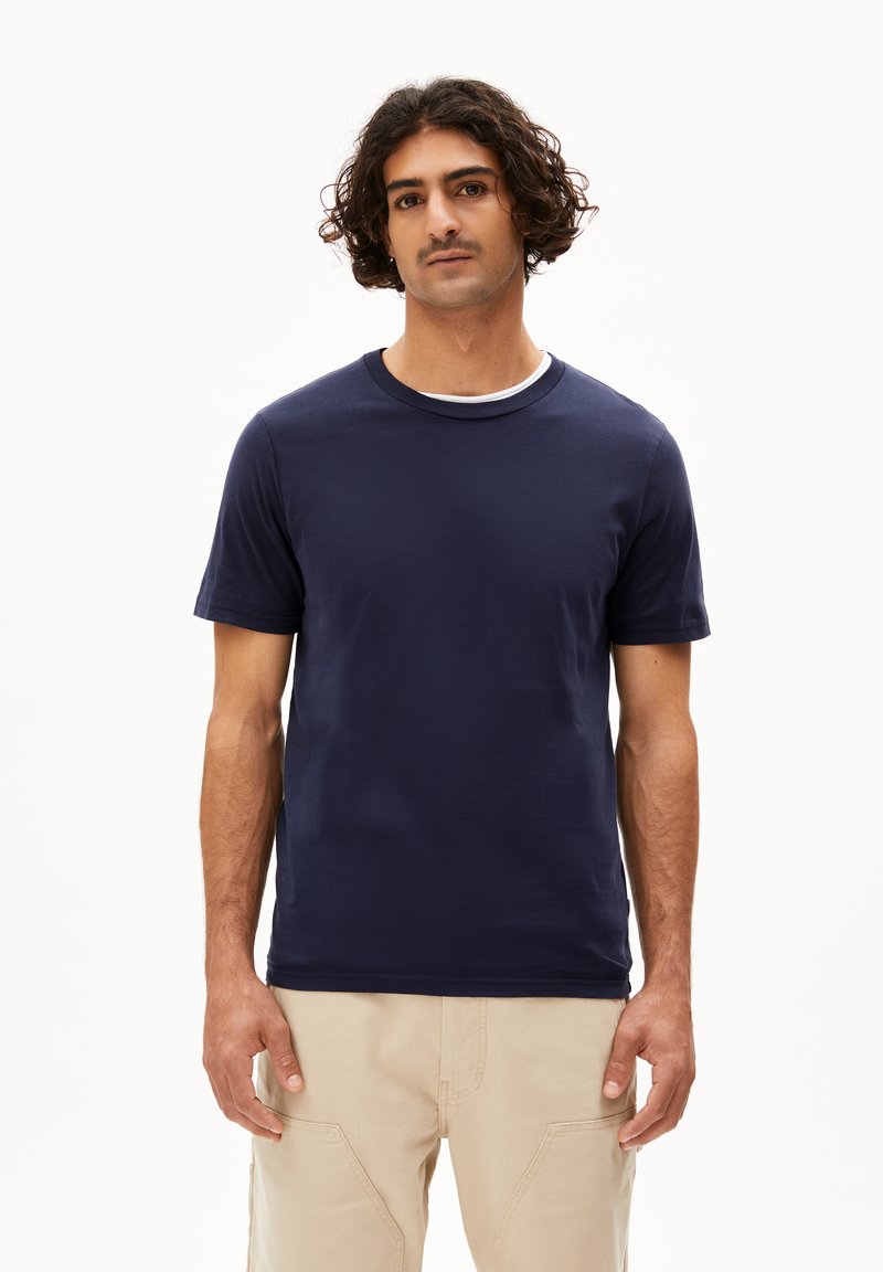 T-shirt navy blue a maniche corte con scollatura tonda, realizzato in cotone, con una texture liscia e una vestibilità rilassata.