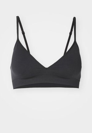 Bralette triangulaire noir avec bretelles ajustables, fabriquée en tissu doux, présentant une texture lisse et un bas élastiqué sans rembourrage.