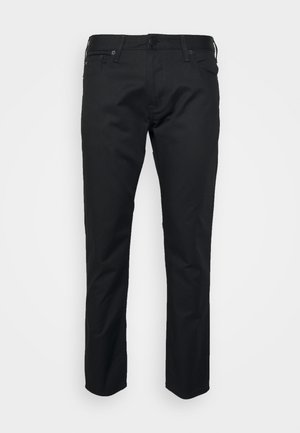 Pantalon noir à jambes droites avec bouton et fermeture éclair à l’avant, passants pour ceinture, poches latérales et arrière, présenté sur fond blanc uni.