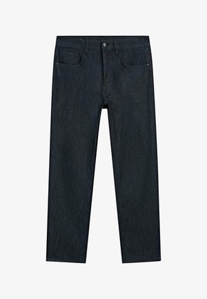 Donkerblauwe rechte jeans met voorzakken, knoopsluiting en riemlussen, plat uitgespreid op een witte achtergrond.