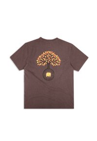 Pánské hnědé bavlněné tričko s grafikou stromu s oranžovými listy a slonem uvnitř circularního designu na zadní straně.
