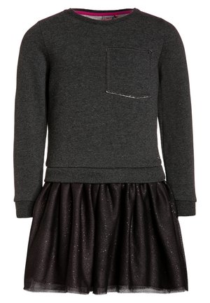 Un sweat gris avec une poche avant et une jupe en tulle noire et pailletée. Le sweat a des poignets et un ourlet côtelés, alliant styles décontractés et habillés.