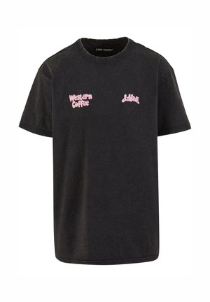 Camiseta de algodón negra con texto bordado en rosa "Western Coffee" y "Lost Youth" en el frente. Cuello redondo y mangas cortas.