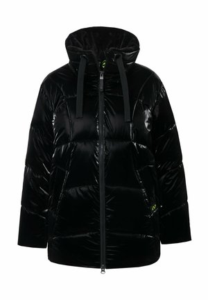 Schwarze Steppjacke mit glänzender Oberfläche, Reißverschluss vorne, verstellbare Kapuze und kontrastierendes grünes Logo unten links. Verfügt über genähte Abschnitte.