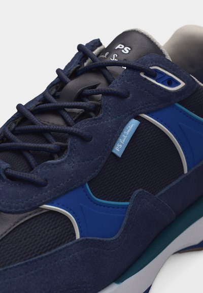 Σπορ παπούτσι σε ναυτικό μπλε με πάνελ από σουέτ και δίχτυ, μπλε τόνους, κορδόνια σε ναυτικό μπλε και λογότυπο "PS Paul Smith" στη γλώσσα και στην πλαϊνή ετικέτα.