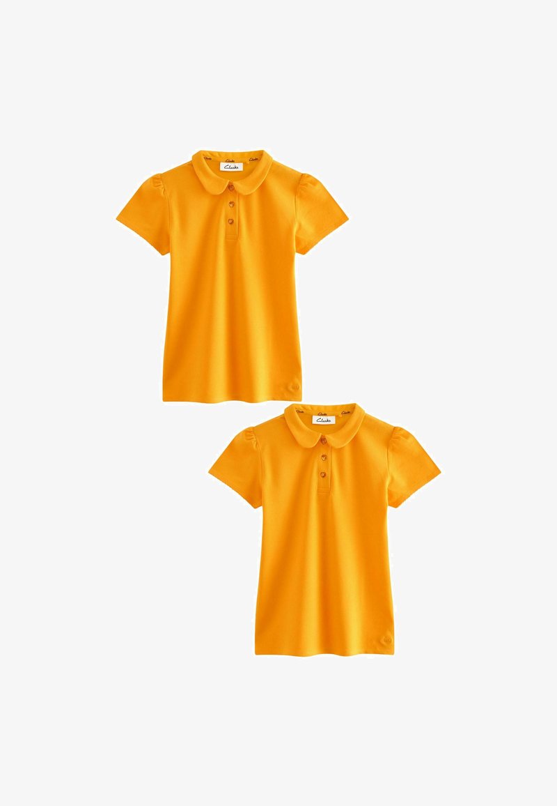 Oranžové polo trička s krátkými puffováními rukávy, třemi knoflíky na límci a logem na spodním levém lemu. Hladký bavlněný materiál.