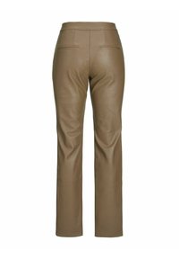 Pantalones de cuero marrón con un ajuste a medida, bolsillos traseros y una textura suave. Diseño de pierna recta con una cintura alta.