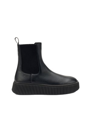 Stivali alla caviglia in pelle nera con pannelli laterali elastici, punta tonda e suola in gomma spessa e rigata. Design minimalista, senza hardware visibile.