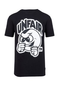 Melnā kokvilnas T krekls ar lielu grafisku dizainu aizmugurē, kurā attēlots multfilmu varonis un teksts "UNFAIR" treknrakstā baltajās burtiņos.