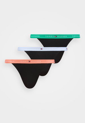 Trei tanga negri cu talie elastică în culoarea verde, alb și piersică, fiecare având inscripția și logo-ul „Tommy Hilfiger”.