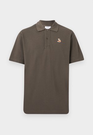 Ruskea lyhythihainen poolopaita, jossa on kaulus, kaksi nappia ja vasemmassa rinnassa pieni brodeerattu kettulogolla.