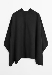 Černý pončo vyrobené z měkké vlny, s vysokým límcem, plášťovými rukávy a asymetrickým lemem, navržené pro uvolněný střih.