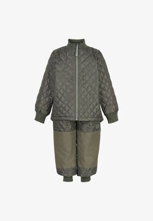 Gequilte olijfgroene jas en broek set met geribbelde manchetten, voorrits en een opvallend ruitpatroon op de stof. Duurzaam materiaal.