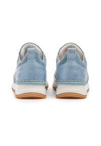 Baskets en suede bleu avec une finition texturée, une semelle blanche et une semelle extérieure en caoutchouc brun. Elles disposent d'un tirant à l'arrière pour un enfilage facile.