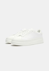 Sneakers bianchi con lacci, realizzati in sintetic smooth, con punta arrotondata, suola spessa a piattaforma e dettagli di cucitura minimi.