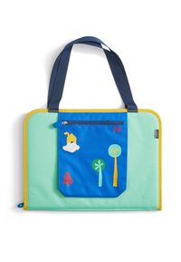 Zielono-niebieska torba na laptopa z przednią kieszenią na zamek, z motywami drzew, domu i chmur w kontrastujących kolorach, z granatowymi paskami.