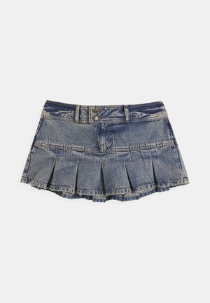 Jupe en denim avec un design plissé, couleur bleu délavé, fermeture à deux boutons et ourlet brut. Comprend un style classique à cinq poches.