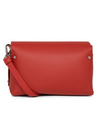 Borsa a busta rossa in pelle con una superficie liscia, caratterizzata da una patta arrotolata, una tracolla rimovibile e dettagli metallici sui lati.