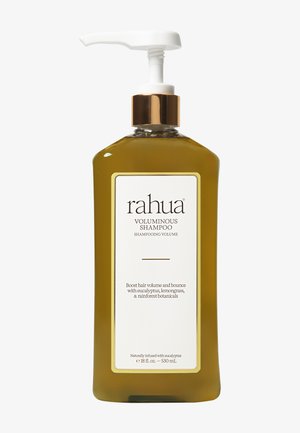 Bottiglia di shampoo Rahua Voluminous con pompa bianca, liquido ambrato ed etichetta che indica "aumenta il volume dei capelli con eucalipto, citronella e botanici."