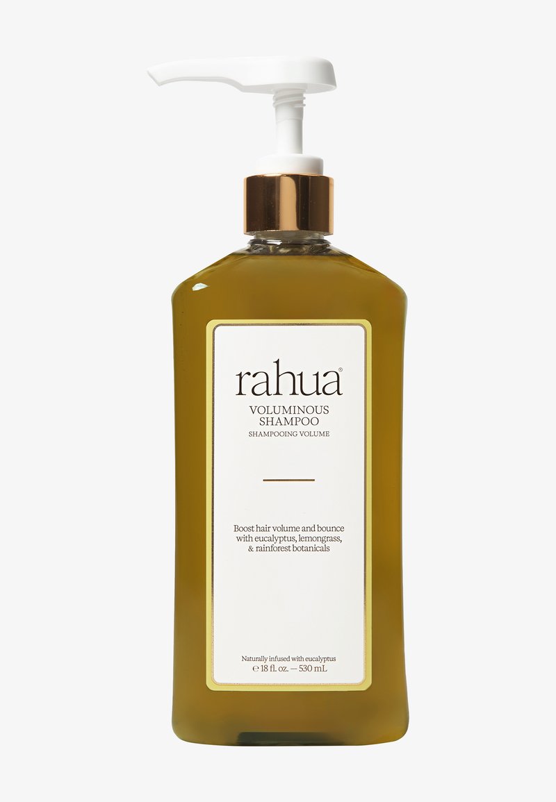 Fles Rahua Voluminous shampoo met witte pomp, amberkleurige vloeistof en etiket met de tekst 'verhoog haarvolume met eucalyptus, citroengras en botanicals'.