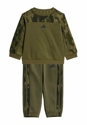 Chándal infantil de color verde oliva con estampado de camuflaje en las mangas y los laterales del pantalón, con logo de Adidas en el pecho y la pierna del pantalón.