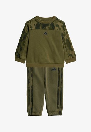 Chándal infantil de color verde oliva con estampado de camuflaje en las mangas y los laterales del pantalón, con logo de Adidas en el pecho y la pierna del pantalón.