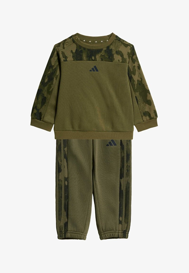 Survêtement enfant vert olive avec motif camouflage sur les manches et les côtés du pantalon, avec logo Adidas sur la poitrine et la jambe du pantalon.