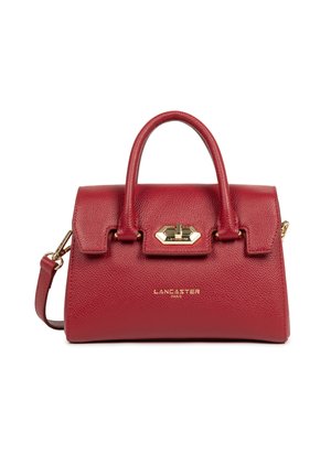 Borsa a mano in pelle rossa con texture, dotata di due manici e tracolla removibile. Presenta una chiusura in metallo dorato con il marchio "Lancaster Paris".