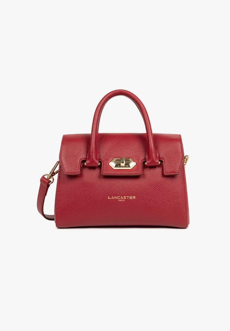 Sac à main en cuir rouge texturé avec des poignées doubles et une bandoulière amovible. Doté d'un fermoir en métal doré portant la marque "Lancaster Paris".