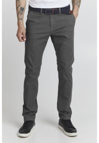 Grå bomullsblandning byxor med slim fit, med platt front, sidfickor och ett vävt marinblått bälte med en brun läderdetalj.