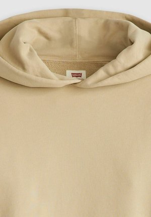 Beige hoodie van een zachte, gestructureerde stof. Heeft een grote, comfortabele capuchon en een klein, rood Levi's label nabij de halslijn.