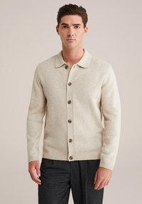 Cardigan tricotat, bej, cu guler, închidere cu nasturi pe față și manșete cu model rib. Prezintă nasturi de culoare maro închis și un material texturat.