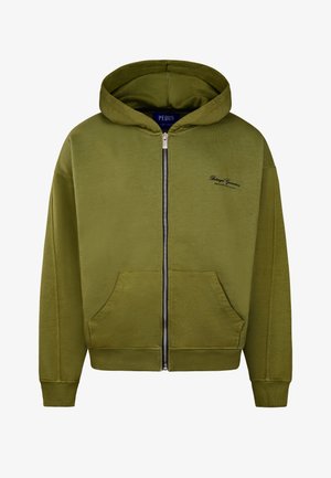 Olivgrüner Kapuzenpullover mit Reißverschluss, Fronttaschen, gerippten Bündchen und Saum, kleinem schwarzen Schriftzug-Logo auf der linken Brust und angenähter Kapuze.